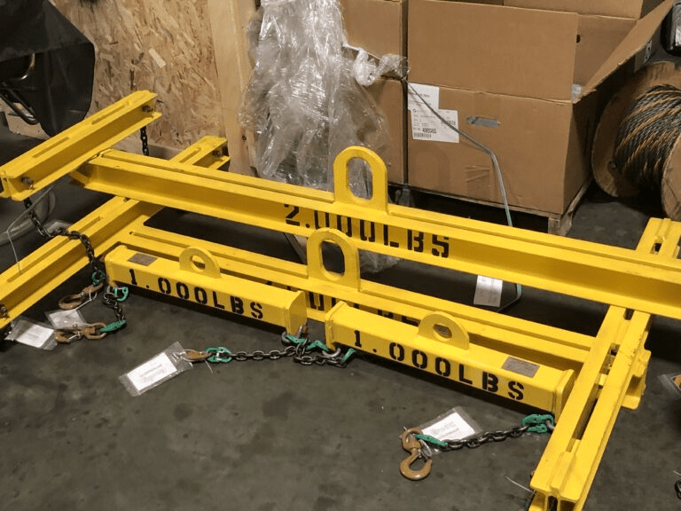 Heavy-duty lifting apparatus with chains